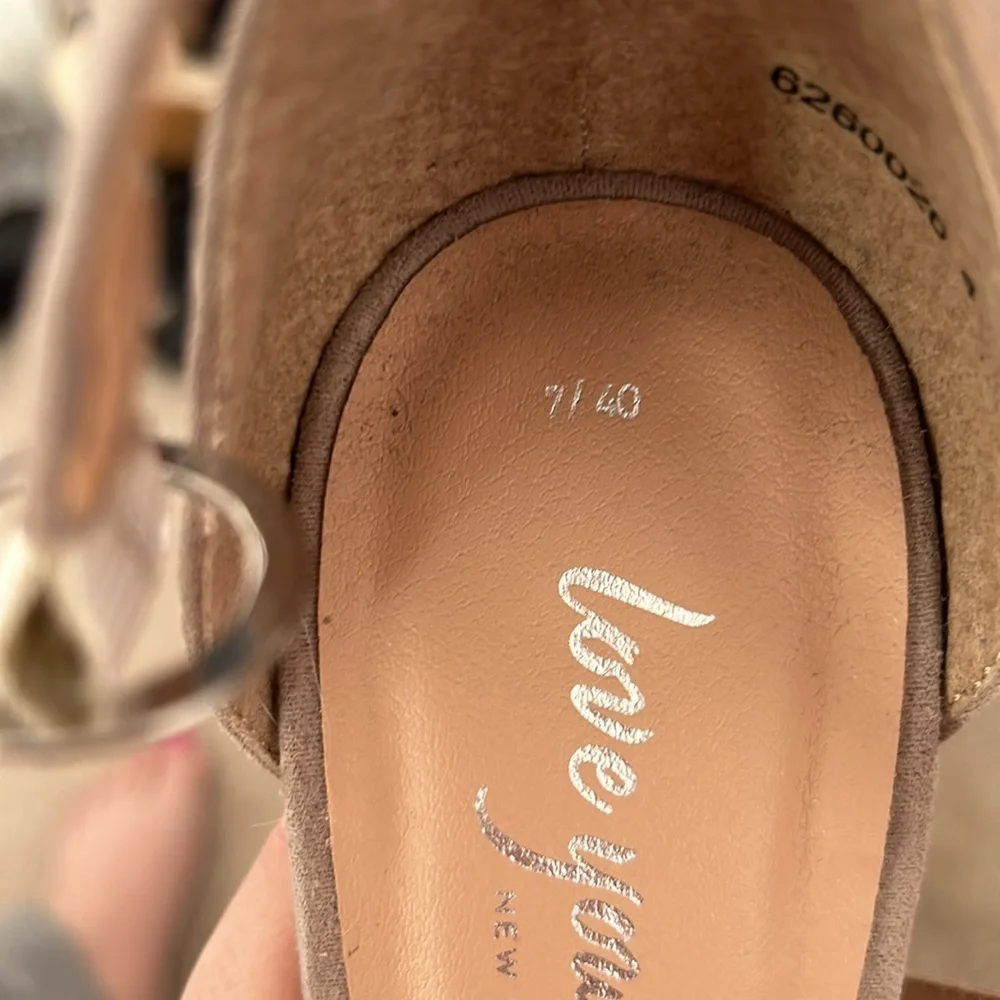 Heels - Picture 2 of 4